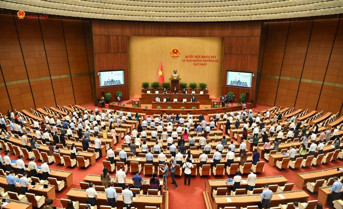 Quốc hội dành 1 phút mặc niệm tưởng nhớ Chủ tịch Quốc hội Lào Saysomphone Phomvihane. Ảnh: Lâm Hiển