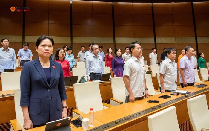 Các đại biểu Quốc hội dành 1 phút mặc niệm tưởng nhớ Chủ tịch Quốc hội Lào Saysomphone Phomvihane. Ảnh: Lâm Hiển