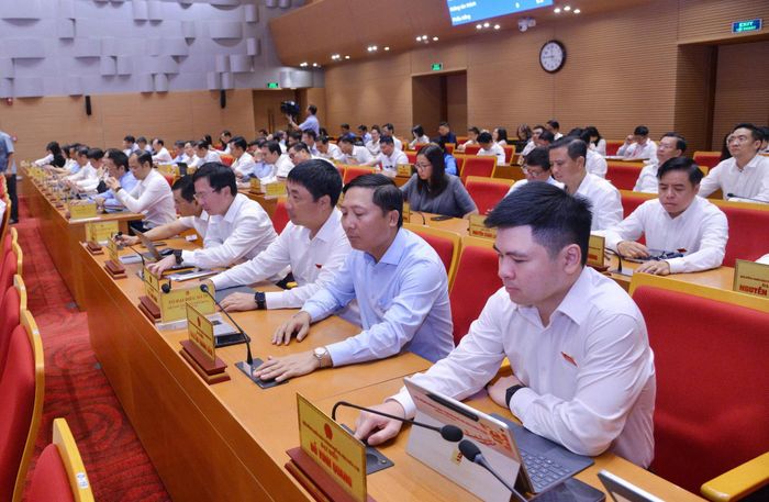 Các đại biểu bấm nút thông qua Nghị quyết tại kỳ họp. Ảnh: Thành Thái