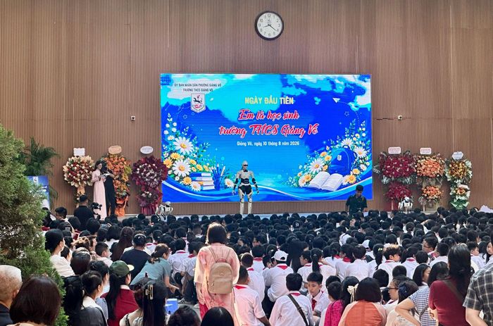 Các em thích thú giao lưu với robot AI hình người AIMOGA. Ảnh: H.L