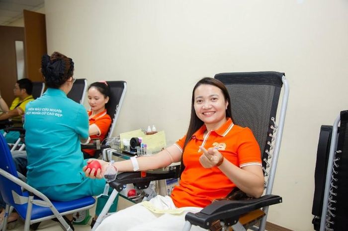 Cán bộ, nhân viên và người lao động Bưu điện Việt Nam tham gia hiến máu.