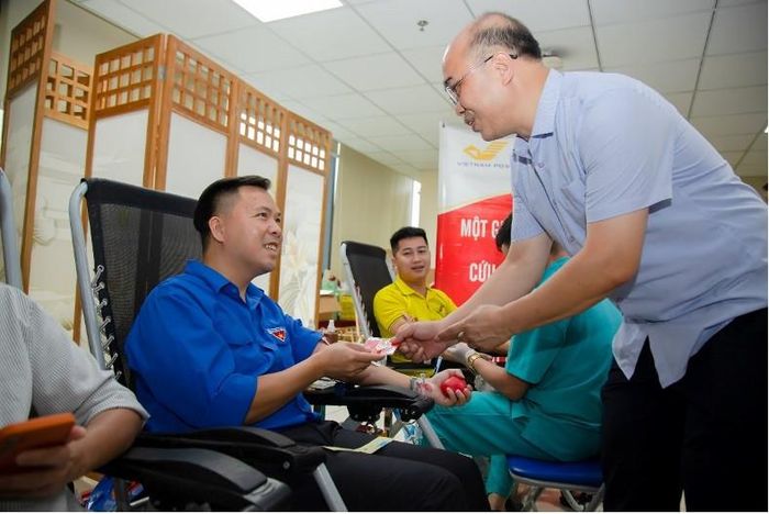 Bí thư Đoàn Tổng công ty Bưu điện Việt Nam Lê Xuân Huy tham gia hiến máu.