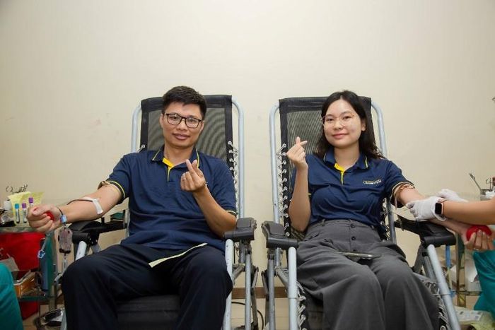 Cán bộ, nhân viên và người lao động Bưu điện Việt Nam tham gia hiến máu.