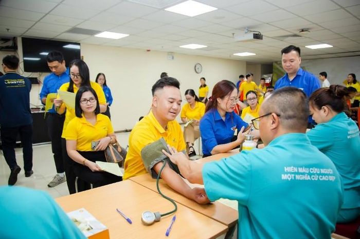 Cán bộ, nhân viên, đoàn viên thanh niên các đơn vị khám sàng lọc trước khi hiến máu.
