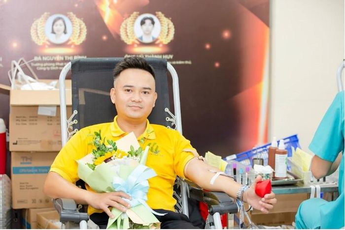 Cán bộ, nhân viên và người lao động Bưu điện Việt Nam tham gia hiến máu.