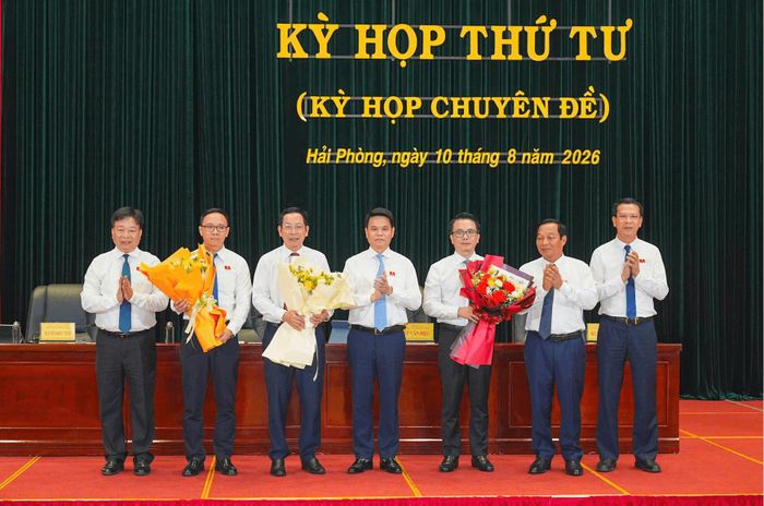 Bí thư Thành ủy Lê Ngọc Châu và Thường trực HĐND thành phố tặng hoa chúc mừng các đồng chí được bầu bổ sung các chức danh. Ảnh: Đàm Thanh