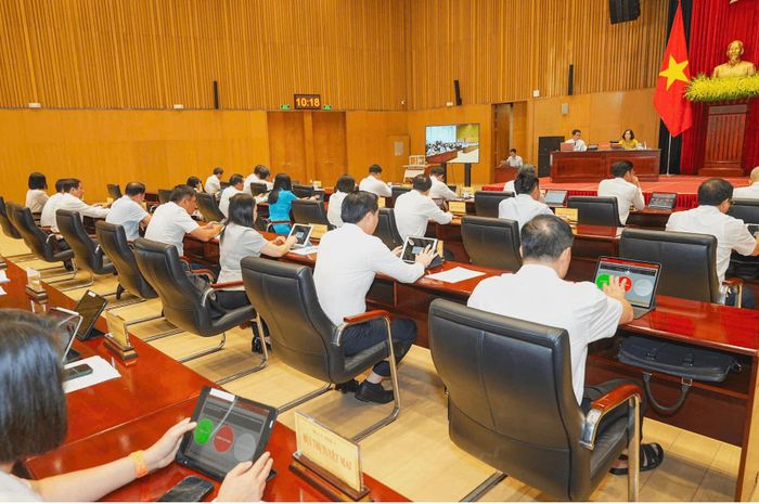 Các đại biểu biểu quyết tại kỳ họp. Ảnh: Đàm Thanh