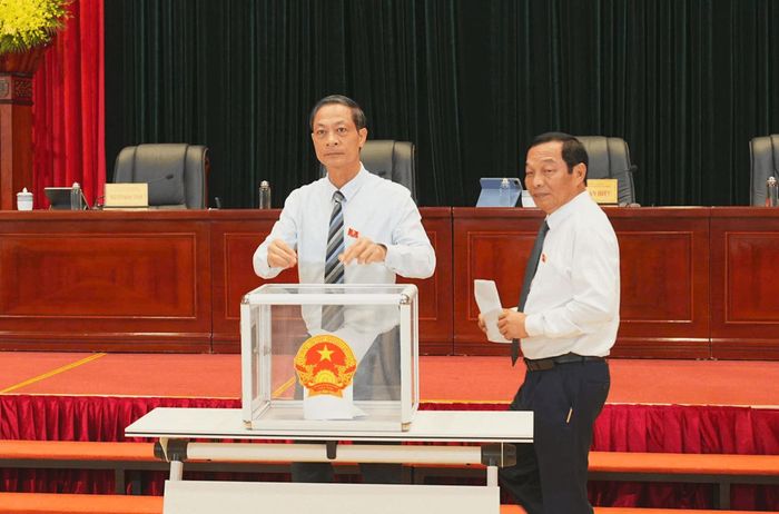 Các đại biểu bỏ phiếu bầu. Ảnh: Đàm Thanh
