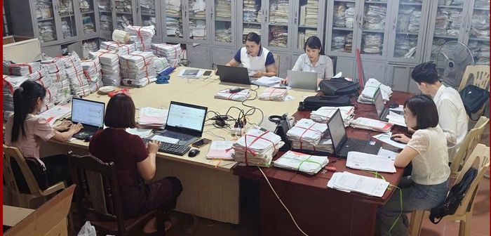 Cán bộ Văn phòng đăng ký đất đai Thanh Hóa rà soát, đối chiếu, chuẩn hóa thông tin từng thửa đất. Ảnh: Cục C06 cung cấp