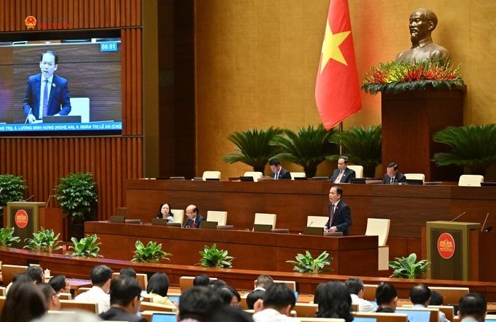 Bộ trưởng Bộ Tư pháp Hoàng Thanh Tùng giải trình, làm rõ một số vấn đề ĐBQH quan tâm. Ảnh: Quang Khánh