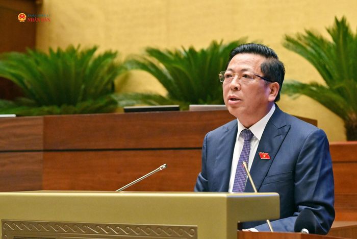 Bộ trưởng Bộ Xây dựng Trần Hồng Minh giải trình, làm rõ một số vấn đề ĐBQH quan tâm. Ảnh: Quang Khánh