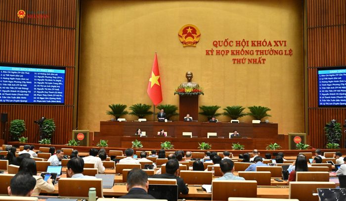 Phó Chủ tịch Quốc hội Nguyễn Hồng Diên điều hành phiên họp. Ảnh: Quang Khánh