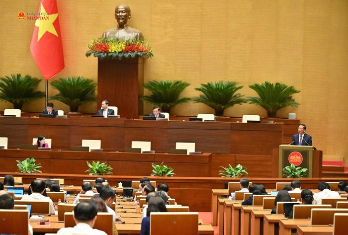 Bộ trưởng Bộ Xây dựng Trần Hồng Minh giải trình, làm rõ một số vấn đề ĐBQH quan tâm. Ảnh: Quang Khánh