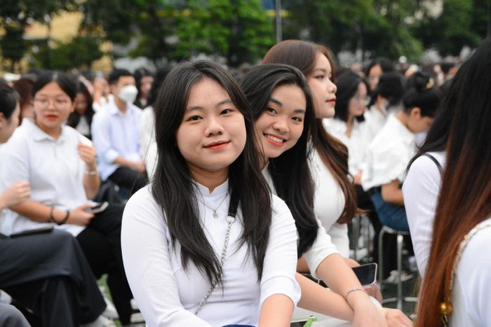 Sinh viên một đại học tại Hà Nội trong lễ khai giảng năm học mới. Ảnh: Xuân Quý