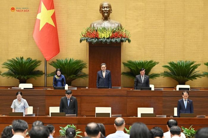 Chủ tịch Quốc hội Trần Thanh Mẫn và các Phó Chủ tịch Quốc hội, các đại biểu dành 1 phút mặc niệm tưởng nhớ Chủ tịch Quốc hội Lào Saysomphone Phomvihane