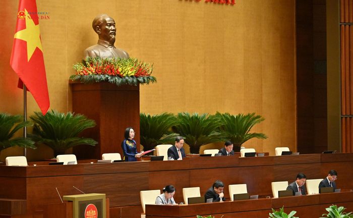 Chủ tịch Quốc hội Trần Thanh Mẫn chủ trì phiên họp, Phó Chủ tịch Quốc hội Nguyễn Thị Thanh điều hành nội dung thảo luận về dự án Luật sửa đổi, bổ sung một số điều của Luật Người lao động Việt Nam đi làm việc ở nước ngoài theo hợp đồng