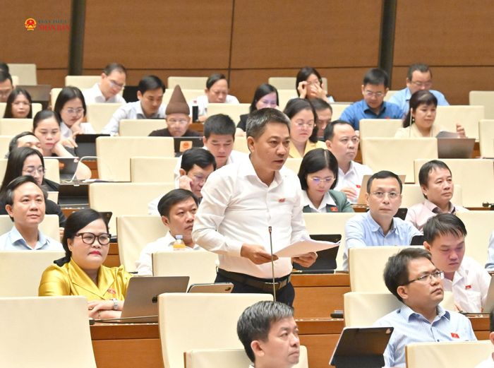 ĐBQH Nguyễn Tiến Nam (TP. Huế) phát biểu