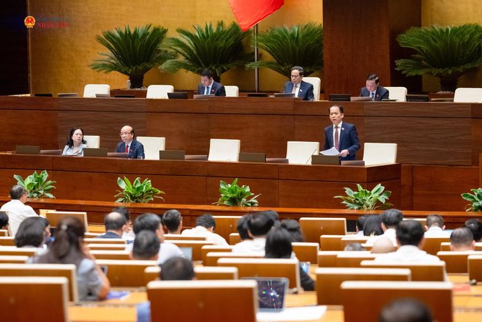 Bộ trưởng Bộ Tư pháp Hoàng Thanh Tùng phát biểu giải trình, làm rõ một số vấn đề đại biểu Quốc hội nêu