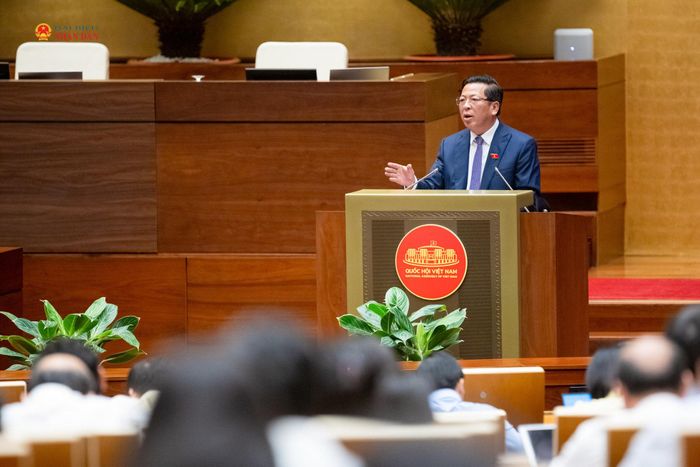 Bộ trưởng Bộ Xây dựng Trần Hồng Minh phát biểu giải trình, làm rõ một số vấn đề đại biểu Quốc hội nêu