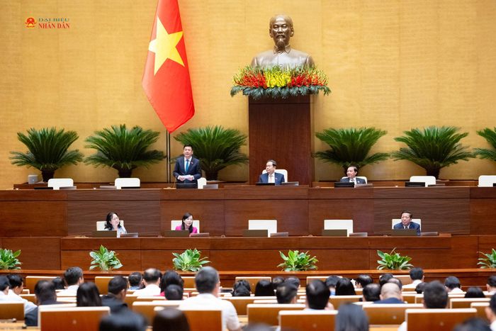 Chủ tịch Quốc hội Trần Thanh Mẫn chủ trì phiên họp, Phó Chủ tịch Quốc hội Nguyễn Hồng Diên điều hành nội dung Quốc hội thảo luận về dự án Luật sửa đổi, bổ sung một số điều của Luật Kiến trúc chiều 10/8