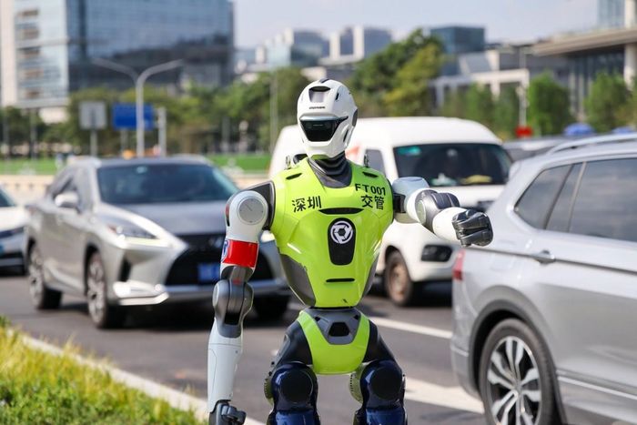 Robot hình người hỗ trợ công việc cho cảnh sát giao thông tại Thâm Quyến. Ảnh: Tân Hoa xã