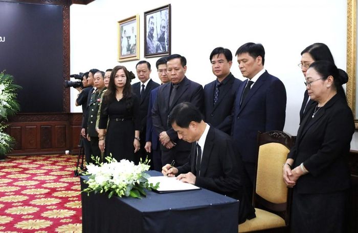 Trưởng Ban Tổ chức Trung ương Nguyễn Duy Ngọc ghi sổ tang tưởng niệm Chủ tịch Quốc hội Lào Saysomphone Phomvihane. Ảnh: CTTĐT Đảng Cộng sản Việt Nam