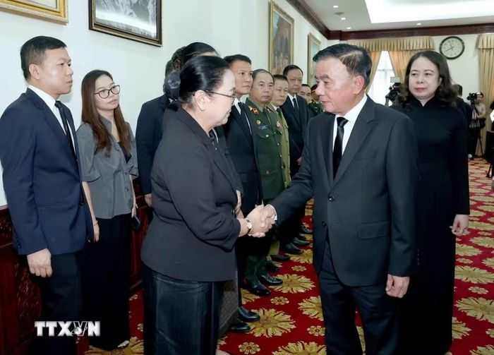 Thường trực Ban Bí thư Trần Cẩm Tú chia buồn với Đại sứ Lào tại Việt Nam Khamphao Ernthavanh. Ảnh: TTXVN