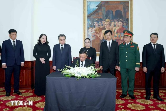 Thường trực Ban Bí thư Trần Cẩm Tú ghi sổ tang tưởng niệm Chủ tịch Quốc hội Lào Saysomphone Phomvihane. Ảnh: TTXVN