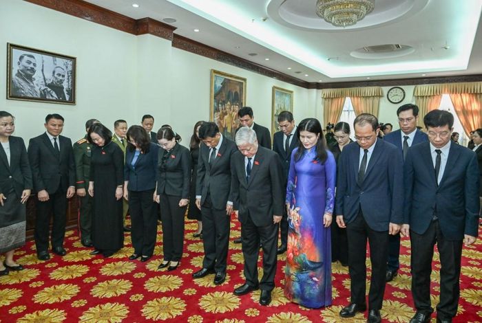 Đoàn đại biểu cấp cao Quốc hội do Phó Chủ tịch Thường trực Quốc hội Đỗ Văn Chiến dẫn đầu đã đến viếng Chủ tịch Quốc hội Lào Saysomphone Phomvihane. Ảnh: CTTĐT Đảng Cộng sản Việt Nam