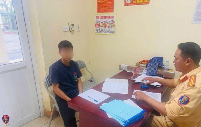 Lực lượng CSGT làm việc với lái xe H.M.T. Ảnh: Cục CSGT.