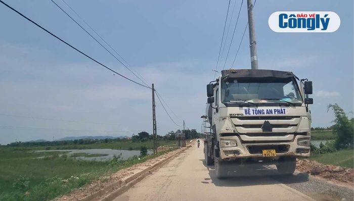 Một xe bồn trộn bê tông cỡ lớn dừng theo hướng ngược chiều, chiếm phần đáng kể mặt đường. (Ảnh: Trương Hiếu)