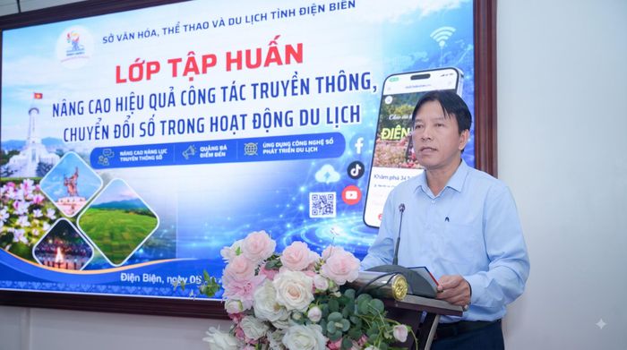 Ông Nguyễn Hoàng Hiệp, Phó Giám đốc Sở Văn hóa, Thể thao và Du lịch tỉnh Điện Biên phát biểu tại lớp tập huấn. Ảnh ĐBP