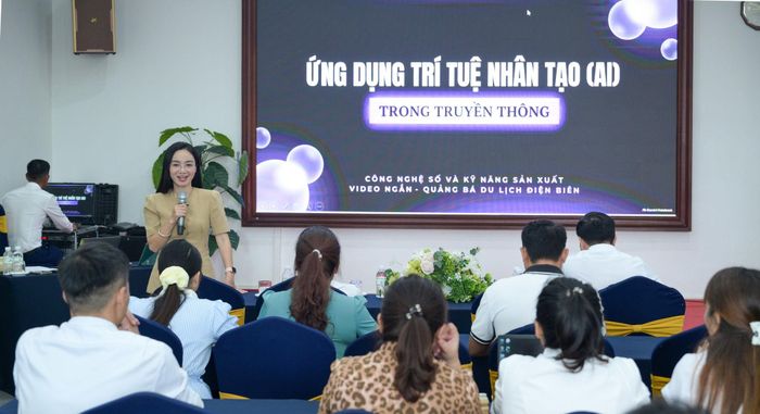 Một số công cụ như ChatGPT, Gemini, NotebookLM và Canva AI được giới thiệu nhằm hỗ trợ học viên trong xây dựng nội dung, thiết kế hình ảnh, biên tập video và tổng hợp thông tin.