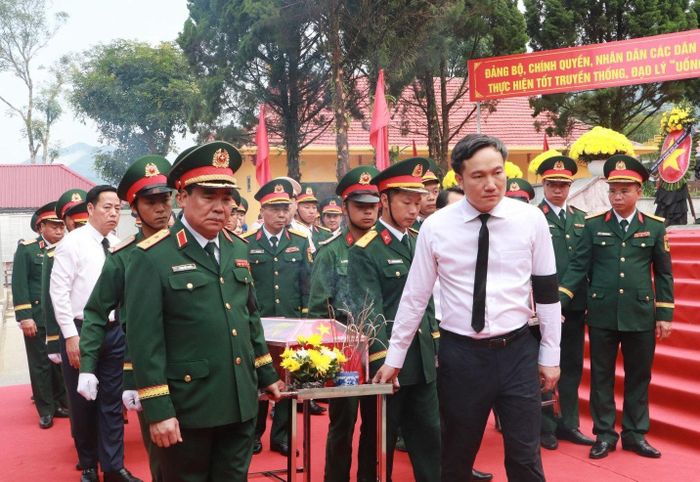 Phó Bí thư Thường trực Tỉnh ủy Nguyễn Tuấn Anh cùng lãnh đạo tỉnh thực hiện nghi thức an táng hài cốt liệt sĩ anh dũng hy sinh.