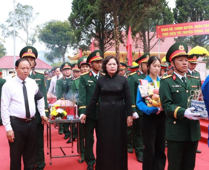 Phó Chủ tịch Quốc hội Nguyễn Thị Hồng cùng Bí thư Tỉnh ủy, Chủ tịch HĐND tỉnh Lê Minh Ngân thực hiện nghi thức an táng hài cốt liệt sĩ anh dũng hy sinh.