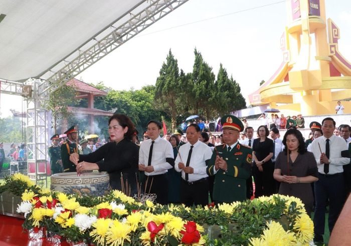 Các đại biểu thành kính thắp hương tưởng nhớ 47 liệt sĩ anh dũng hy sinh trong trận chiến bảo vệ căn cứ cách mạng tại Bình Lư năm 1951.