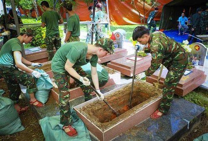 Các lực lượng triển khai khai quật, lấy mẫu. Ảnh TTXVN