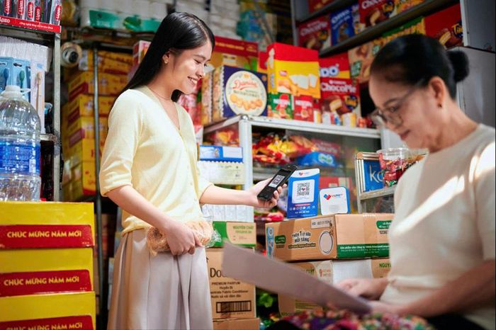 Khách hàng thanh toán qua nền tảng VNPAY. Ảnh: VNPAY