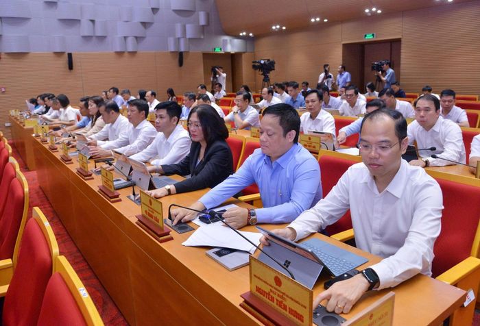 Các đại biểu bấm nút thông qua nội dung nghị quyết tại kỳ họp. Ảnh: Thành Thái