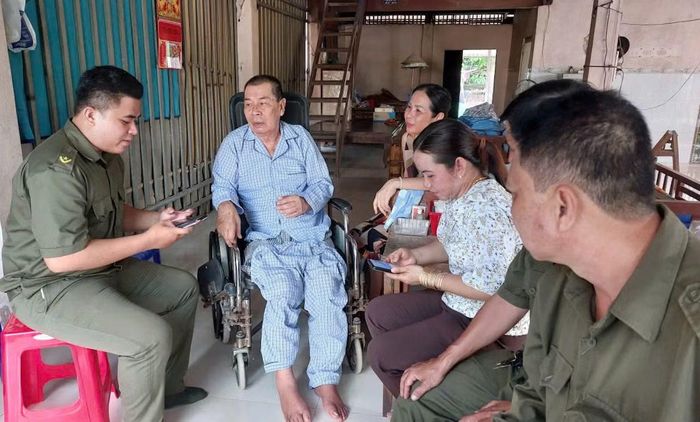 Lực lượng tham gia bảo vệ ANTT ở cơ sở luôn tích cực hỗ trợ Công an cấp xã triển khai thực hiện Đề án 06.
