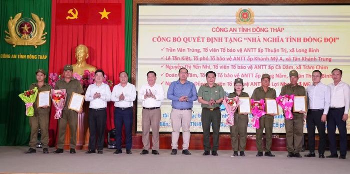 Thiếu tướng Lâm Phước Nguyên, Giám đốc Công an tỉnh Đồng Tháp trao quyết định tặng “Nhà nghĩa tình đồng đội” cho 14 trường hợp.