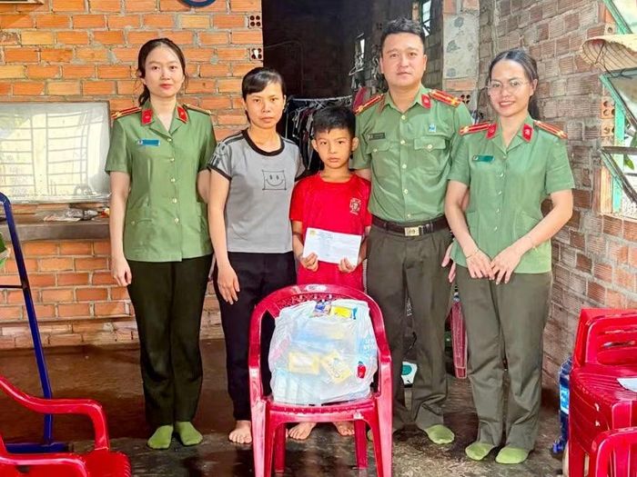 Đại diện Chi đoàn và Chi hội phụ nữ Công an xã Đăk Ơ đến thăm và tặng quà động viên Nguyễn Đoàn Gia Bảo – “Con nuôi Công an xã”.