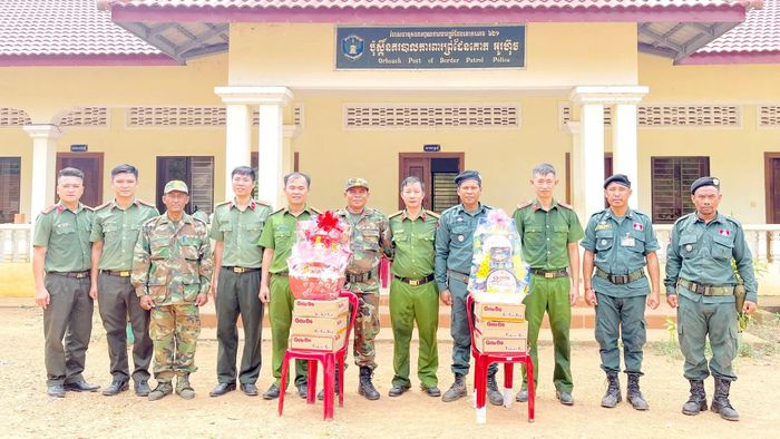 Đại diện Công an xã Đak Ơ đến thăm, chúc Tết và tặng quà Đồn Công an biên giới Ô Huýt và Đồn Bộ đội Biên phòng Ô Huýt, Campuchia.