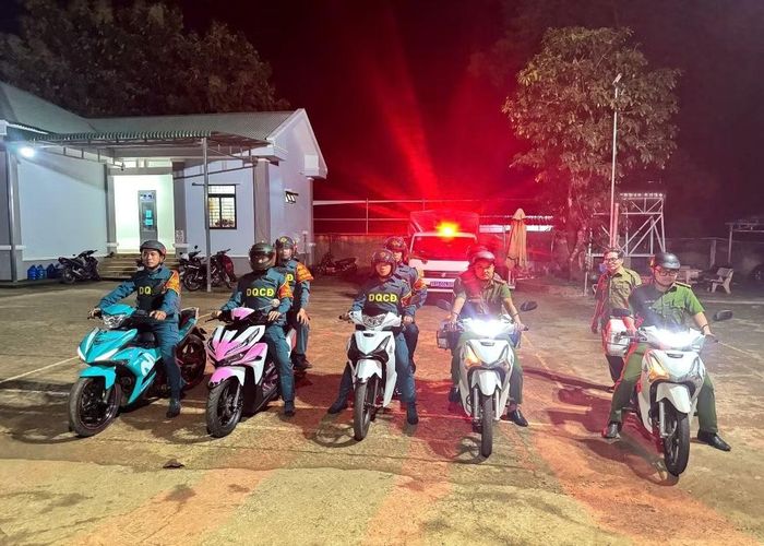 Công an xã Đăk Ơ phối hợp với Ban chỉ huy quân sự xã phối hợp tuần tra ban đêm.