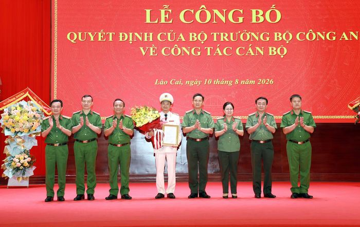 Các đồng chí lãnh đạo Công an tỉnh Lào Cai tặng hoa chúc mừng Đại tá Trịnh Khắc Cường.