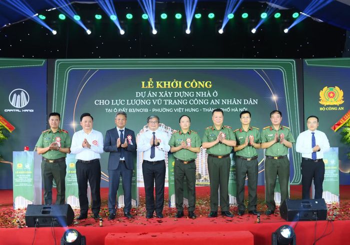  Thứ trưởng Đặng Hồng Đức cùng các đại biểu dự lễ khởi công dự án. 