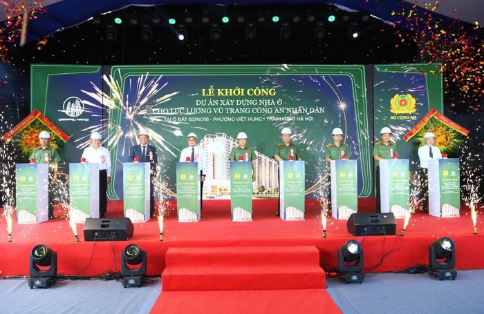  Thứ trưởng Đặng Hồng Đức cùng các đại biểu thực hiện nghi thức khởi công dự án. 