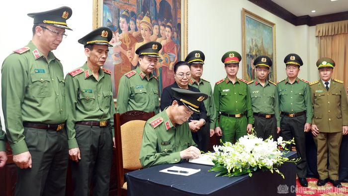 Thứ trưởng Lê Quốc Hùng ghi Sổ tang tại Lễ viếng đồng chí Saysomphone Phomvihane.