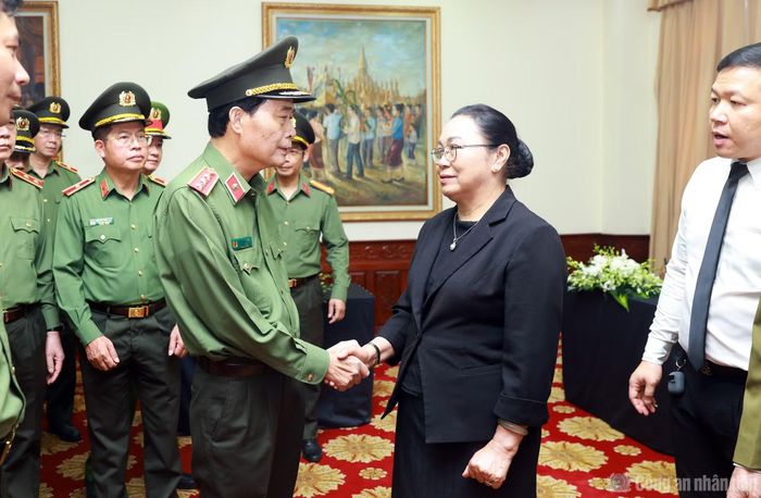 Thứ trưởng Lê Quốc Hùng gửi lời chia buồn sâu sắc nhất của Đảng ủy Công an Trung ương, Bộ Công an tới Đảng, Nhà nước, Quốc hội, Chính phủ và nhân dân Lào anh em, cùng gia quyến đồng chí Saysomphone Phomvihane.