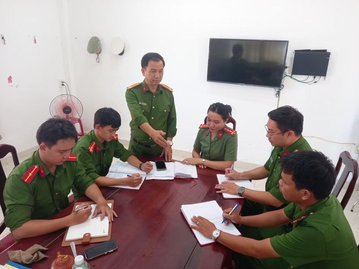 Công an phường Xuân Đài triển khai nhiệm vụ đảm bảo ANTT trên địa bàn. Ảnh: Hữu Toàn.